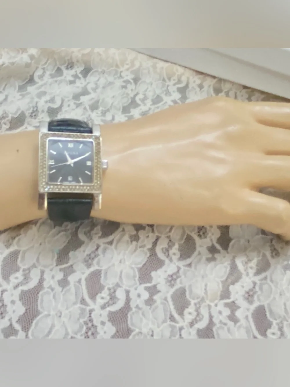 Gucci 80112 Swiss Made, Quartz Silver Tone with Rhinestones Unisex Watch
